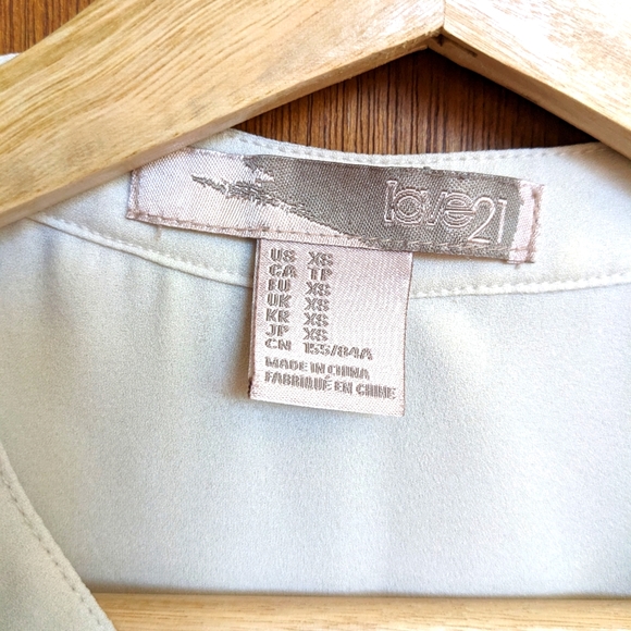 Forever Love 21 women's dress shirt, beige flowy, light material, XS, blouse - Picture 6 of 7